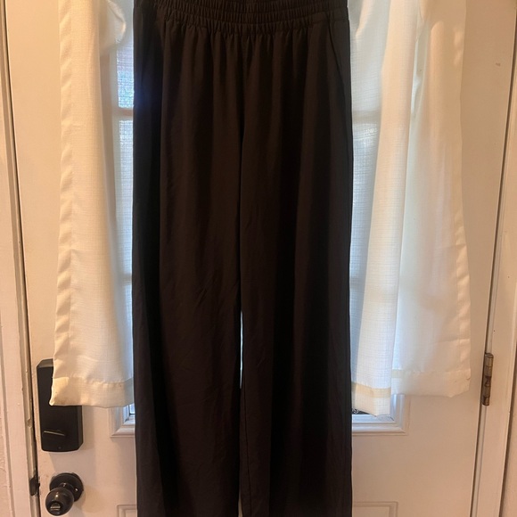 Vuori Black Villa Wide-Leg Women's Pants - Picture 2 of 4